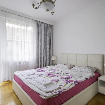 Modern Taste ~ 2bd Central Flat In