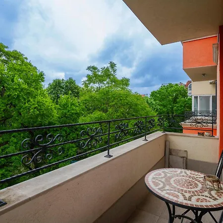 Modern Taste ~ 2bd Central Flat In