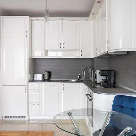 Modern Taste ~ 2bd Central Flat In *