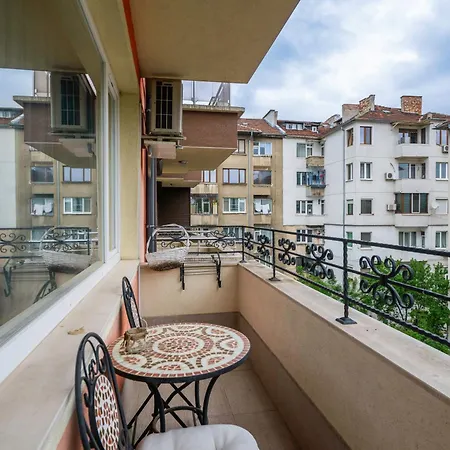 Modern Taste ~ 2bd Central Flat In *